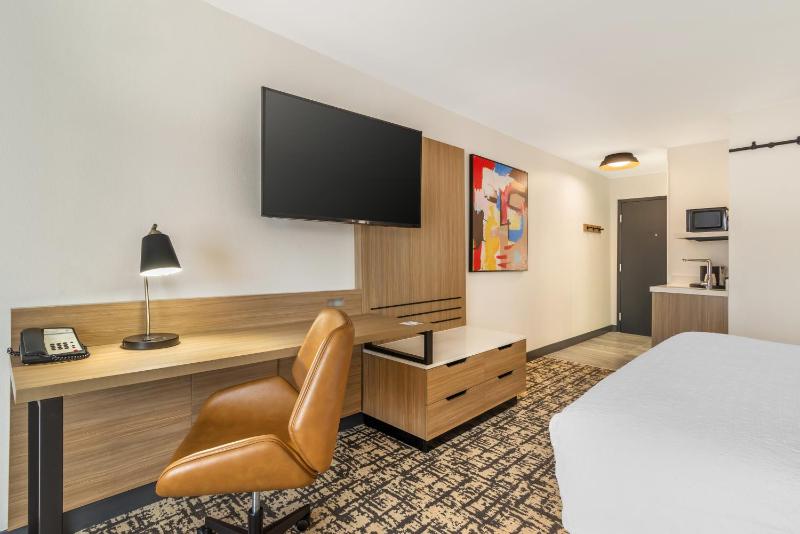 King Room with King Bed - Non-Smoking image 3