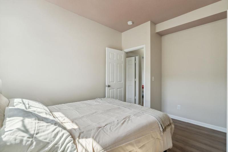 Newly Renovated 5BD 4BA Home near Downtown - image 48