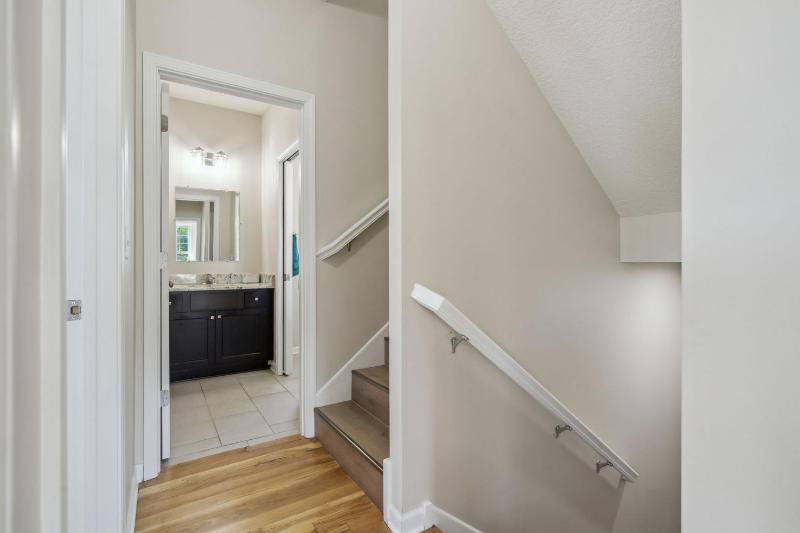 Newly Renovated 5BD 4BA Home near Downtown - image 11