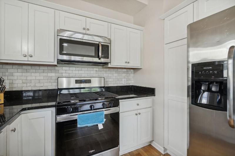 Newly Renovated 5BD 4BA Home near Downtown - image 19