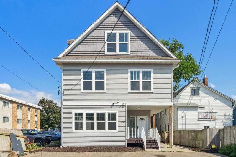 Newly Renovated 5BD 4BA Home near Downtown - image 31
