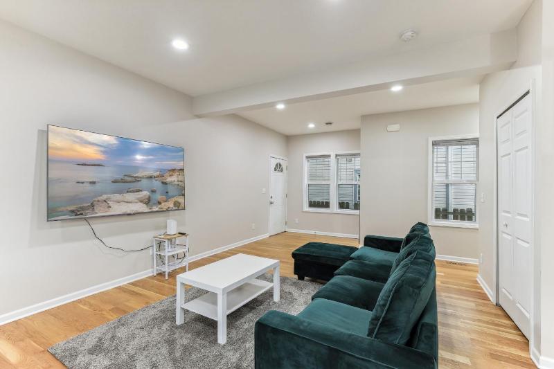Newly Renovated 5BD 4BA Home near Downtown - image 33