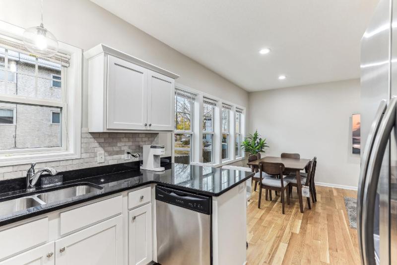 Newly Renovated 5BD 4BA Home near Downtown - image 6