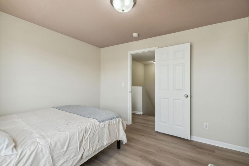 Newly Renovated 5BD 4BA Home near Downtown - image 9