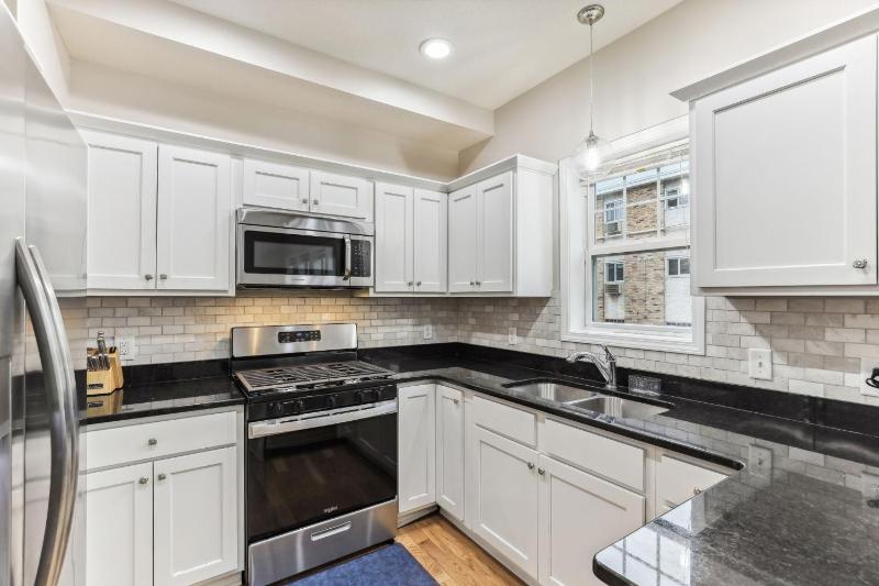 Newly Renovated 5BD 4BA Home near Downtown - image 29