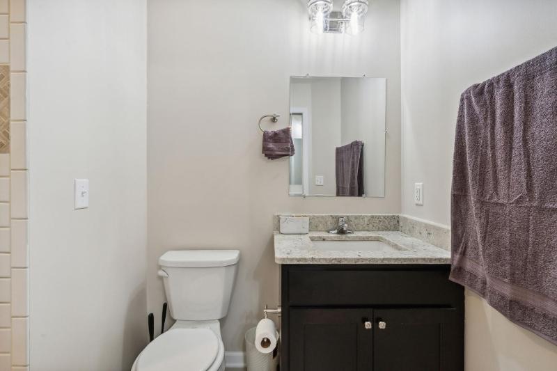 Newly Renovated 5BD 4BA Home near Downtown - image 39