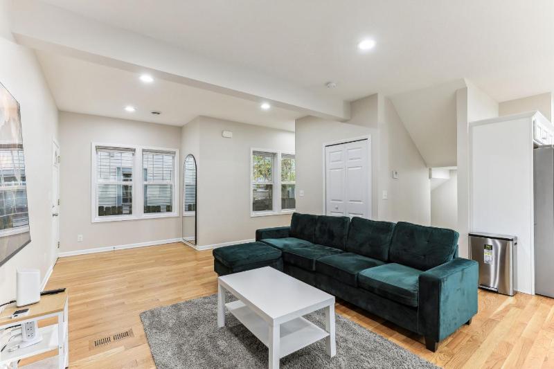 Newly Renovated 5BD 4BA Home near Downtown - image 42