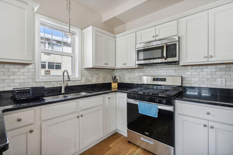 Newly Renovated 5BD 4BA Home near Downtown - image 20