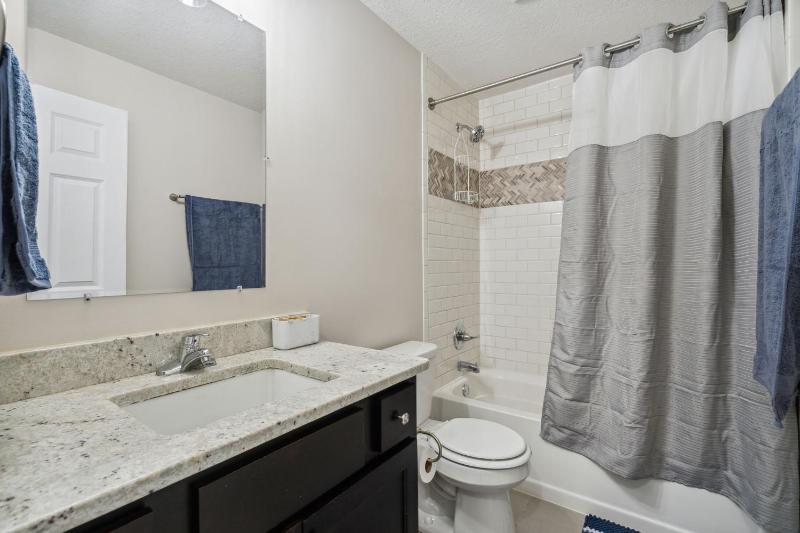 Newly Renovated 5BD 4BA Home near Downtown - image 27