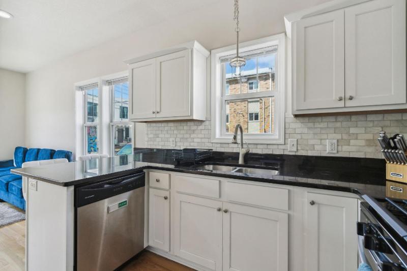 Newly Renovated 5BD 4BA Home near Downtown - image 41