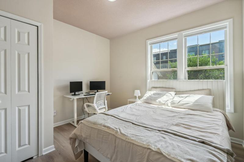 Newly Renovated 5BD 4BA Home near Downtown - image 45