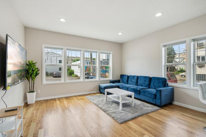 Newly Renovated 5BD 4BA Home near Downtown - image 16