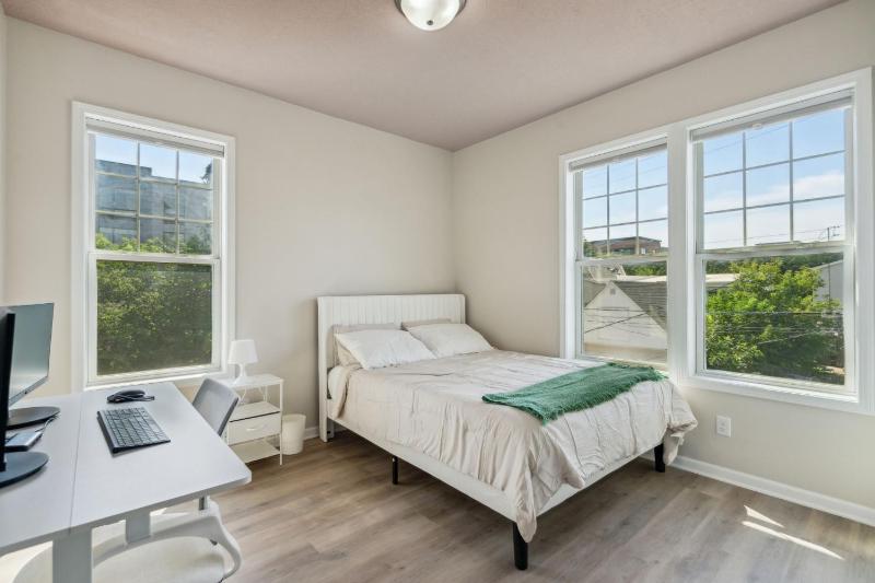Newly Renovated 5BD 4BA Home near Downtown - image 40