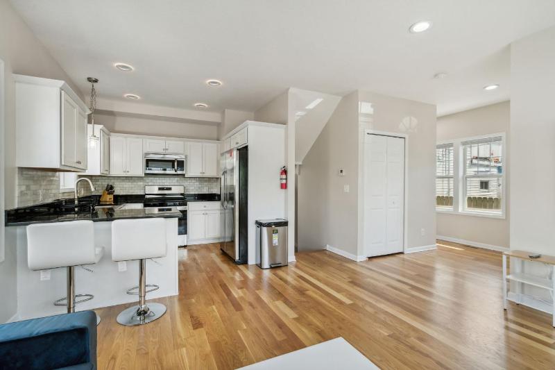 Newly Renovated 5BD 4BA Home near Downtown - image 30