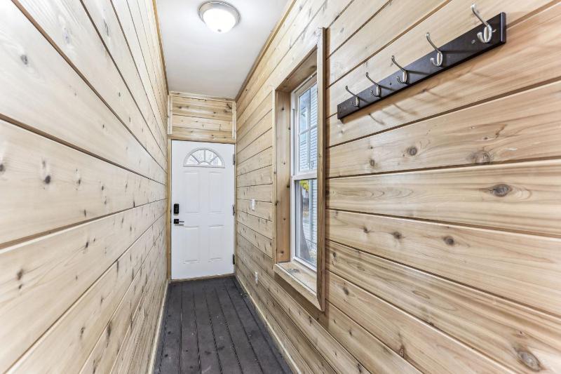 Newly Renovated 5BD 4BA Home near Downtown - image 12