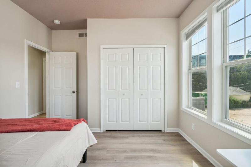 Newly Renovated 5BD 4BA Home near Downtown - image 32