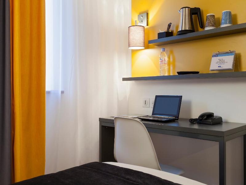 Double Room image 3