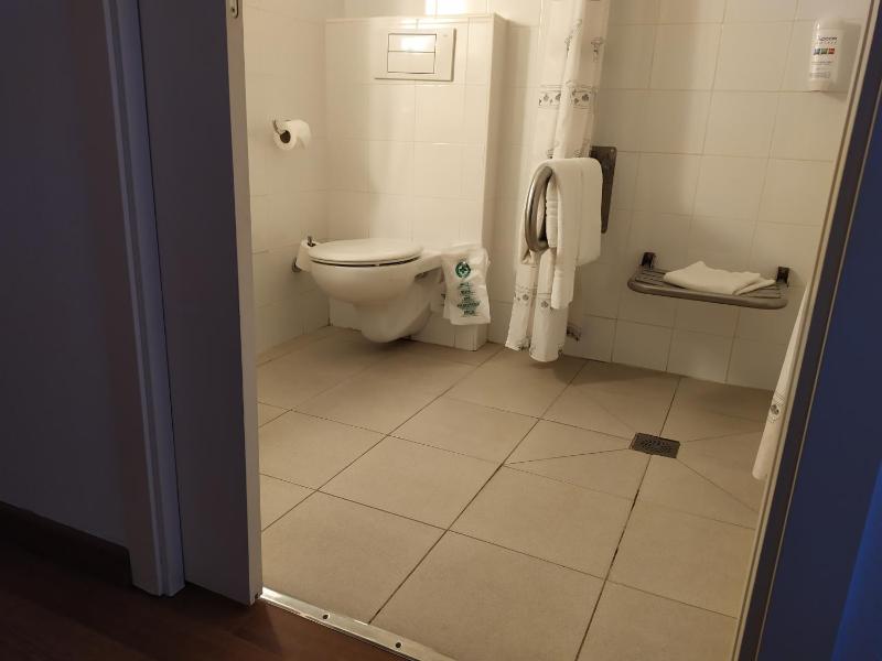 Standard Double Room - Mobility Accessible image 2