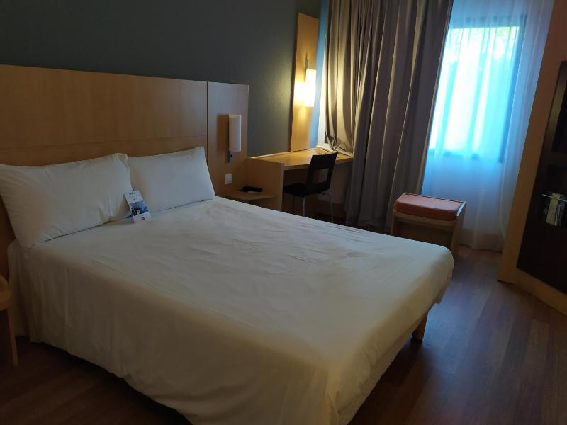Standard Double Room - Mobility Accessible image 1