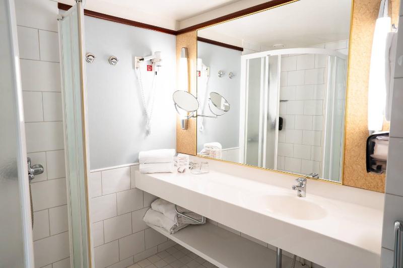 Double Room with Balcony image 4