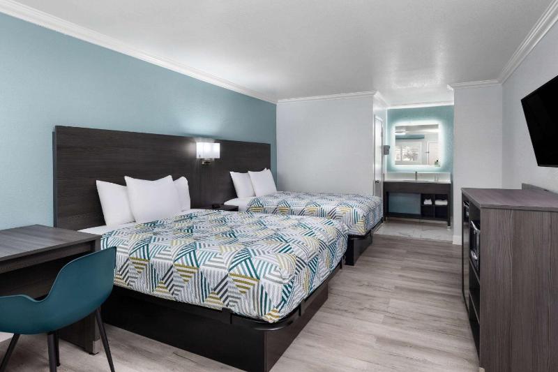 Queen Room with Two Queen Beds - Non-Smoking image 1