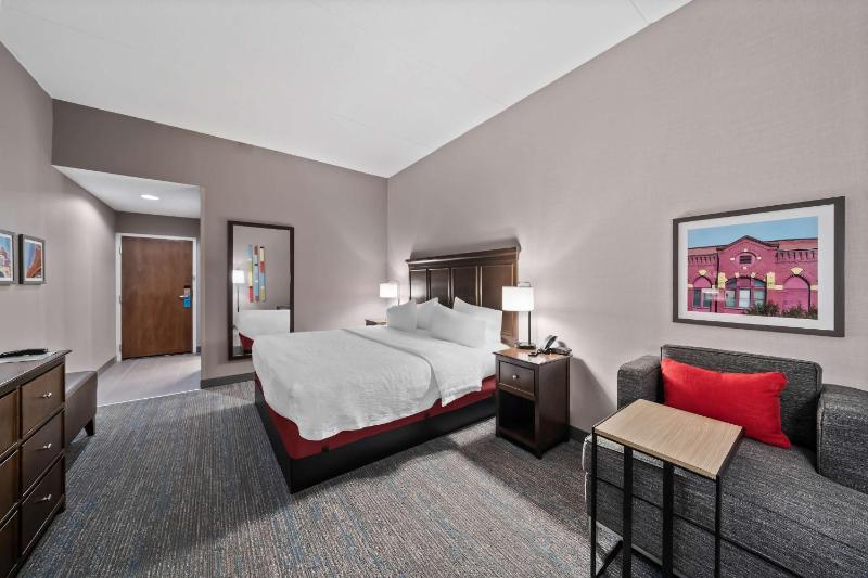 King Room with King Bed - Non-Smoking image 4
