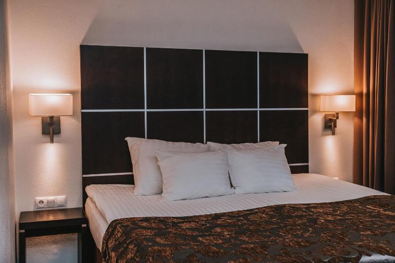 One-Bedroom Suite with Balcony and City VIew image 3