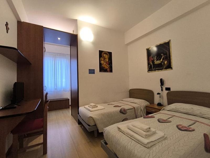 Standard Twin Room image 4