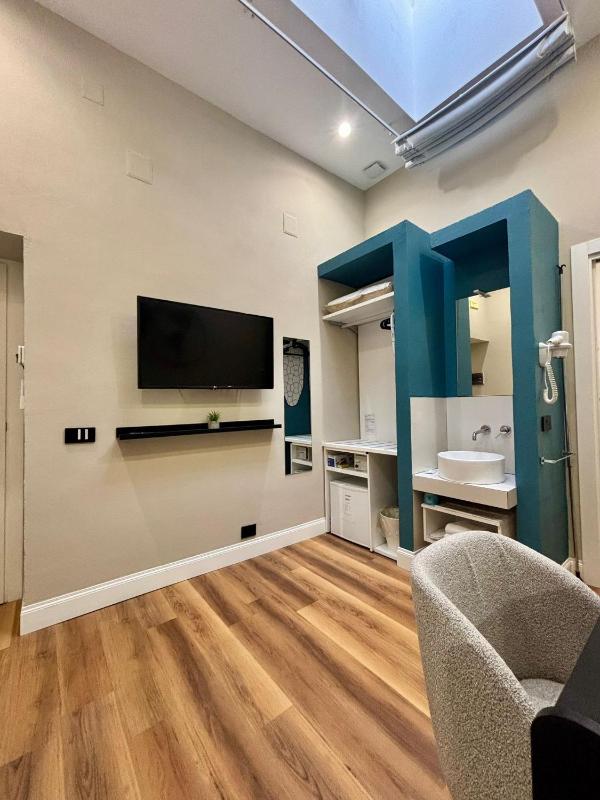 Single Room with Skylight image 4