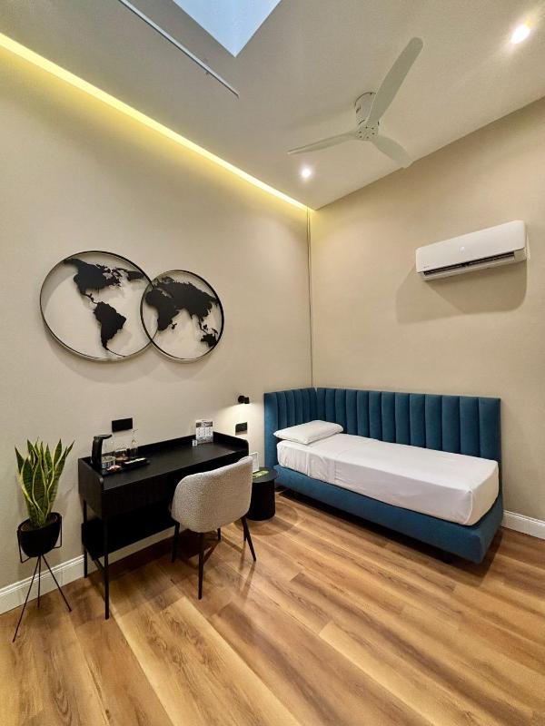 Single Room with Skylight image 1
