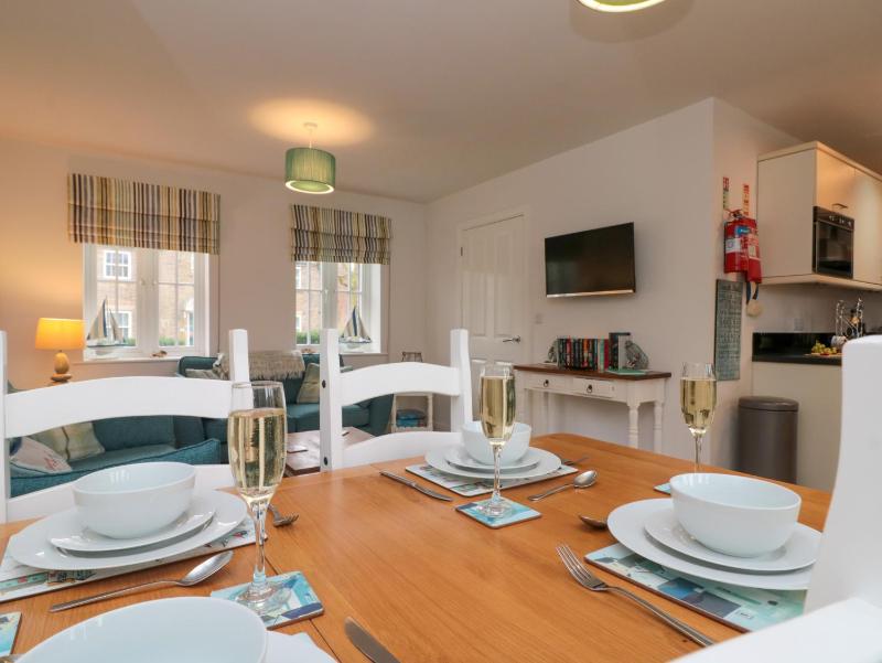 Dotty's Sunshine Cottage - image 30