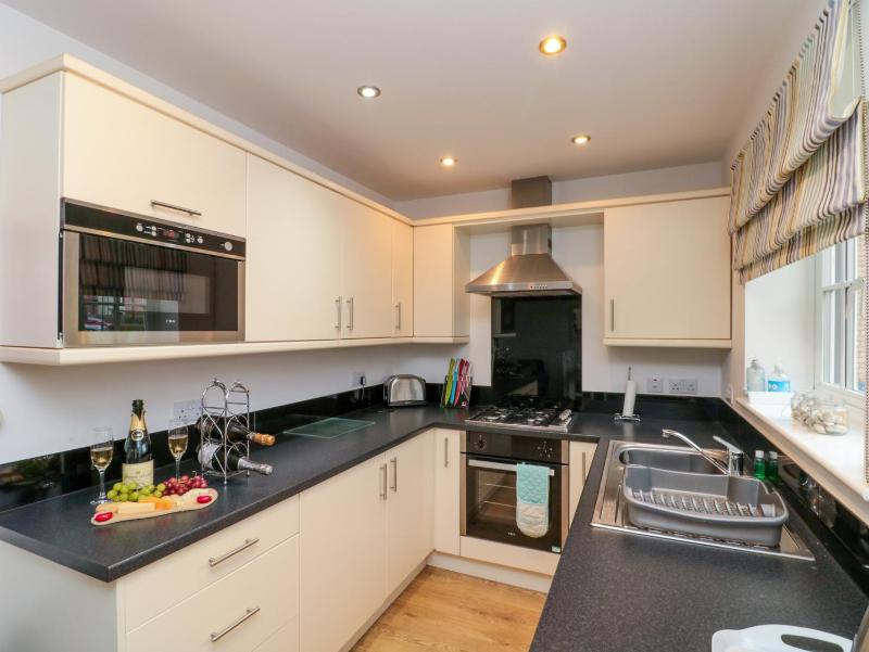 Dotty's Sunshine Cottage - image 23