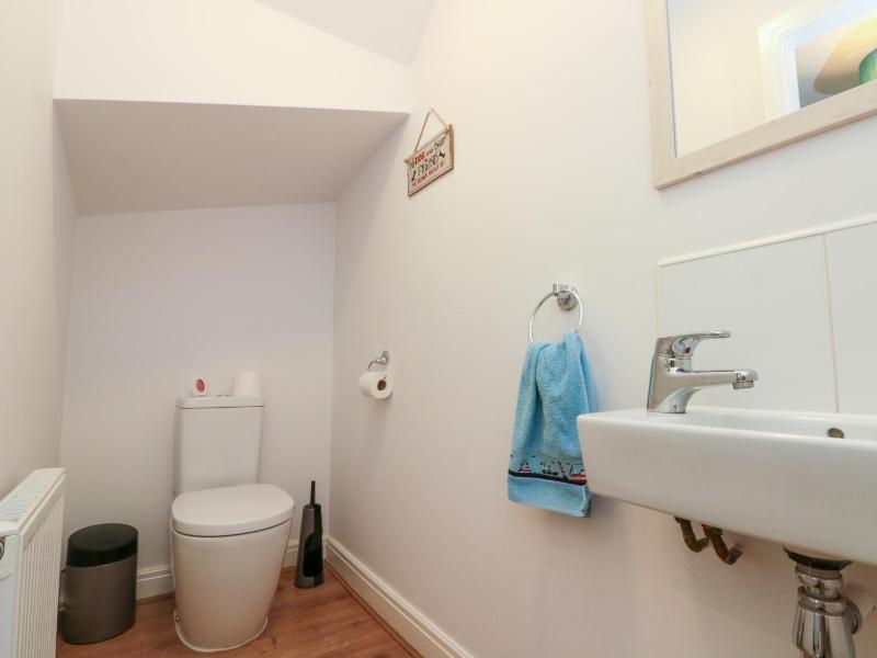 Dotty's Sunshine Cottage - image 33