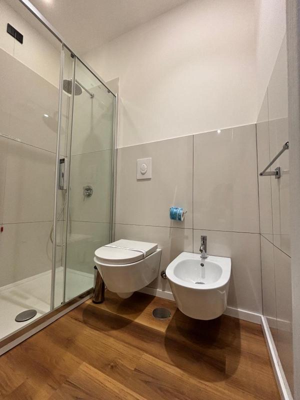 Single Room with Skylight image 2