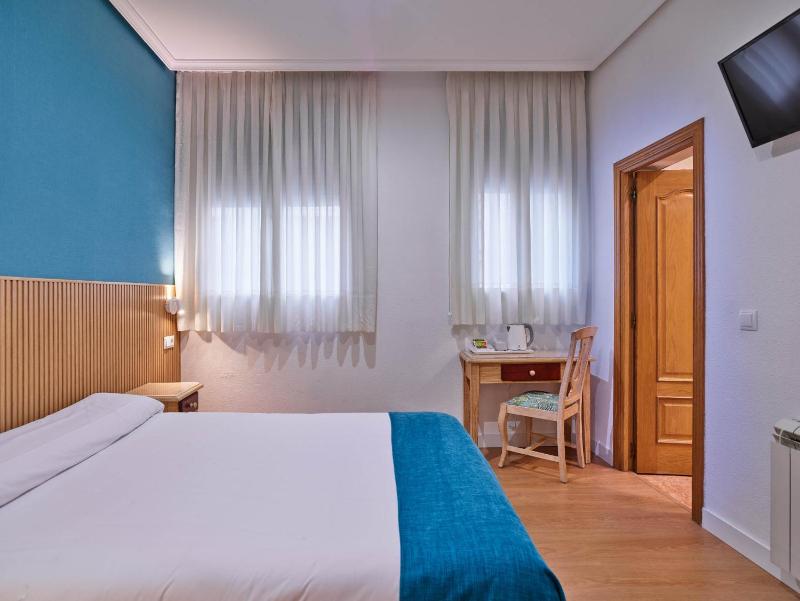 Double or Twin Room image 3