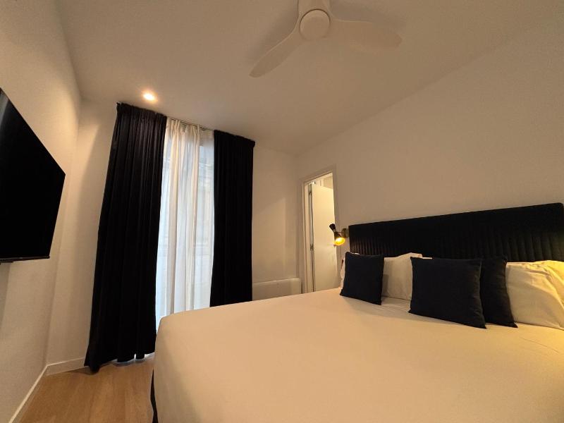 Small Double Room image 4