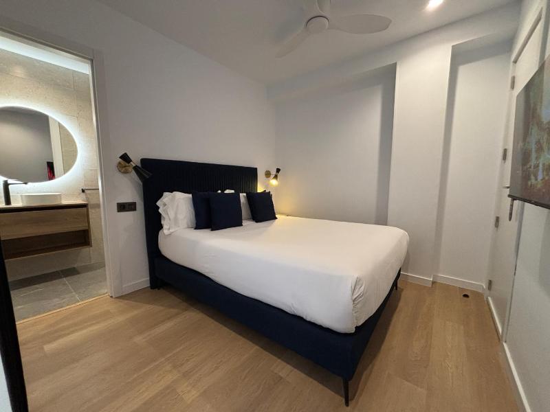 Small Double Room image 3