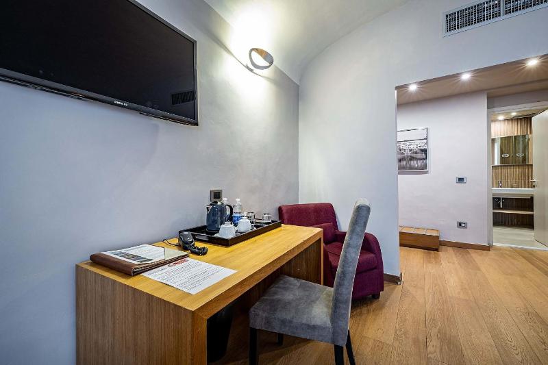 Deluxe Double Room image 2