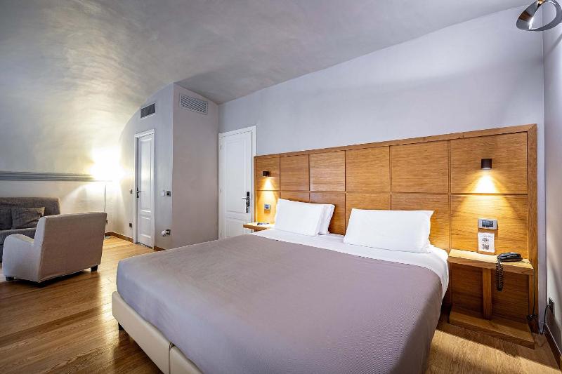 Deluxe Double Room image 3