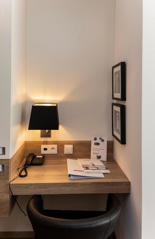 Junior Queen Suite image 2