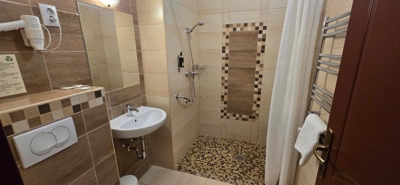 Triple Room without Air Conditioning image 1