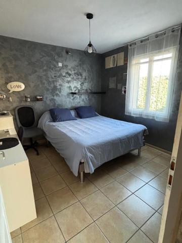 Queen Room with Shared Bathroom image 1