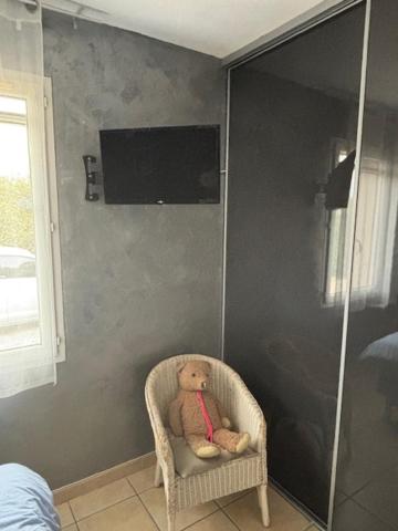 Queen Room with Shared Bathroom image 3