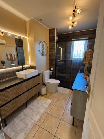 Queen Room with Shared Bathroom image 2