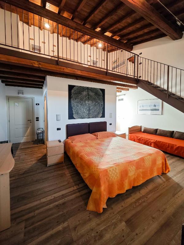 Large Double Room image 1