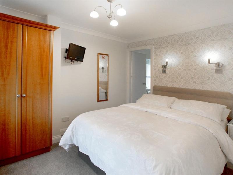 Double Room image 3