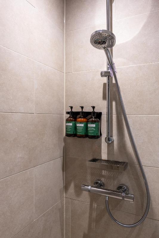 Superior King Room image 3