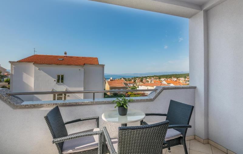 Two-Bedroom Apartment with Balcony and Sea View image 3