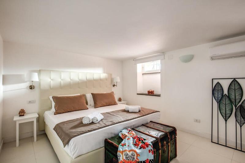 Villa Aprea luxury villa with stunning views and private heated pool - image 43