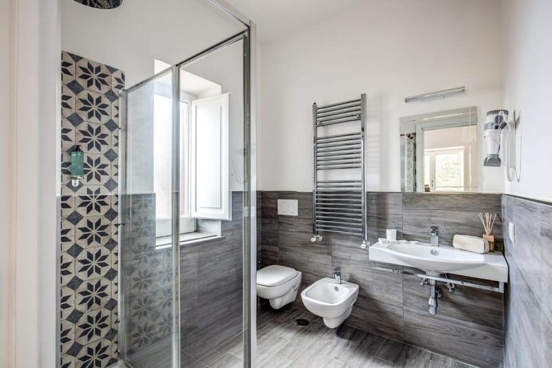 Villa Aprea luxury villa with stunning views and private heated pool - image 10